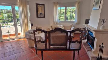 Smart-tv, eldstad och böcker