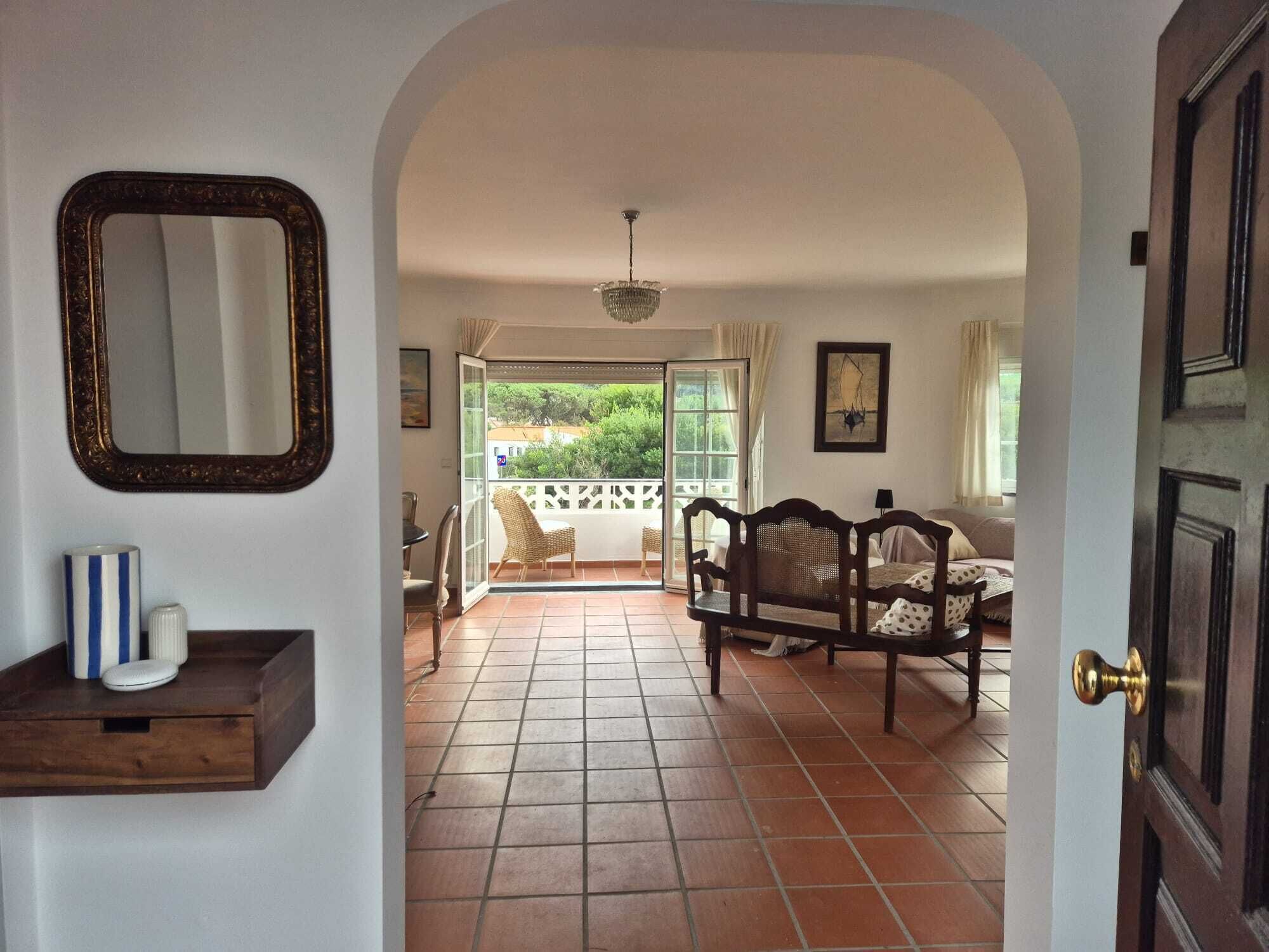 智能电视、壁炉、书