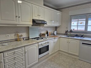 ثلاجة، ميكروويف، فرن، موقد طهي مسطح