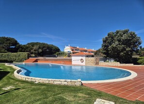 Outdoor pool - Charming apartment near the beach! Condominium with pool and playground (Amoreira)