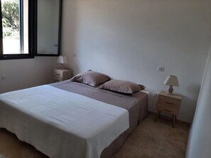 2 bedrooms, iron/ironing board, WiFi, bed sheets