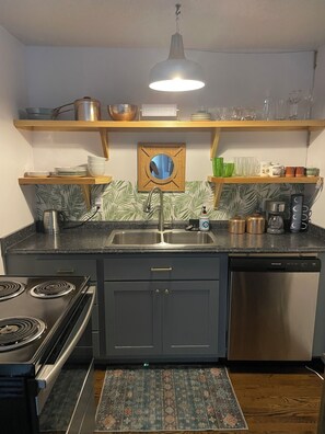 Een microgolfoven, een oven, een kookplaat, een vaatwasser