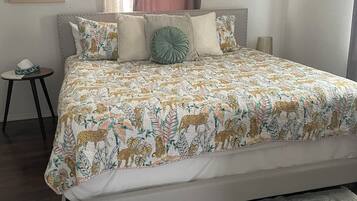 2 slaapkamers, een strijkplank/strijkijzer, wifi, beddengoed