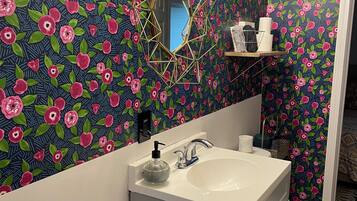 Een haardroger, handdoeken, zeep, toiletpapier