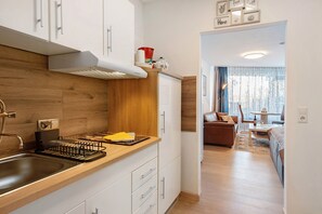 Fridge, stovetop, coffee/tea maker, electric kettle