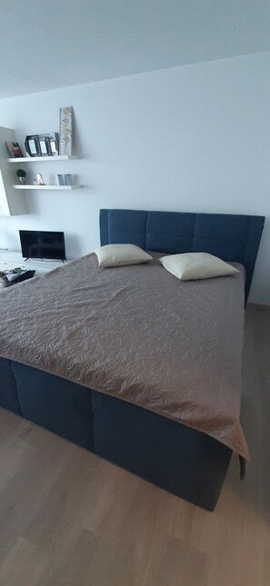 1 habitación, tabla de planchar con plancha y ropa de cama