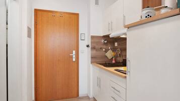 Kühlschrank, Herdplatte, Wasserkocher mit Kaffee-/Teezubehör