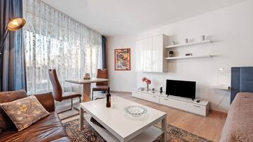 Fernseher, Tischtennisplatte