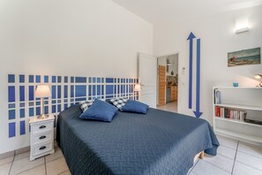 2 bedrooms, WiFi, bed sheets - Gîte 'Romarin' with Mountain View, Wi-Fi and Air Conditioning (Entrechaux)