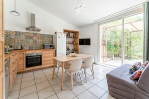 Fridge, microwave, oven, stovetop - Gîte 'Romarin' with Mountain View, Wi-Fi and Air Conditioning (Entrechaux)