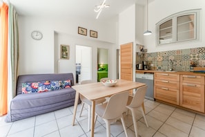 Dining - Gîte 'Romarin' with Mountain View, Wi-Fi and Air Conditioning (Entrechaux)