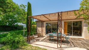 A covered patio with a table and chairs, a pergola, and a view of the outdoors. - Gîte 'Romarin' with Mountain View, Wi-Fi and Air Conditioning (Entrechaux)