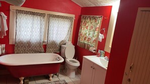 Haartrockner, Handtücher, Seife, Toilettenpapier
