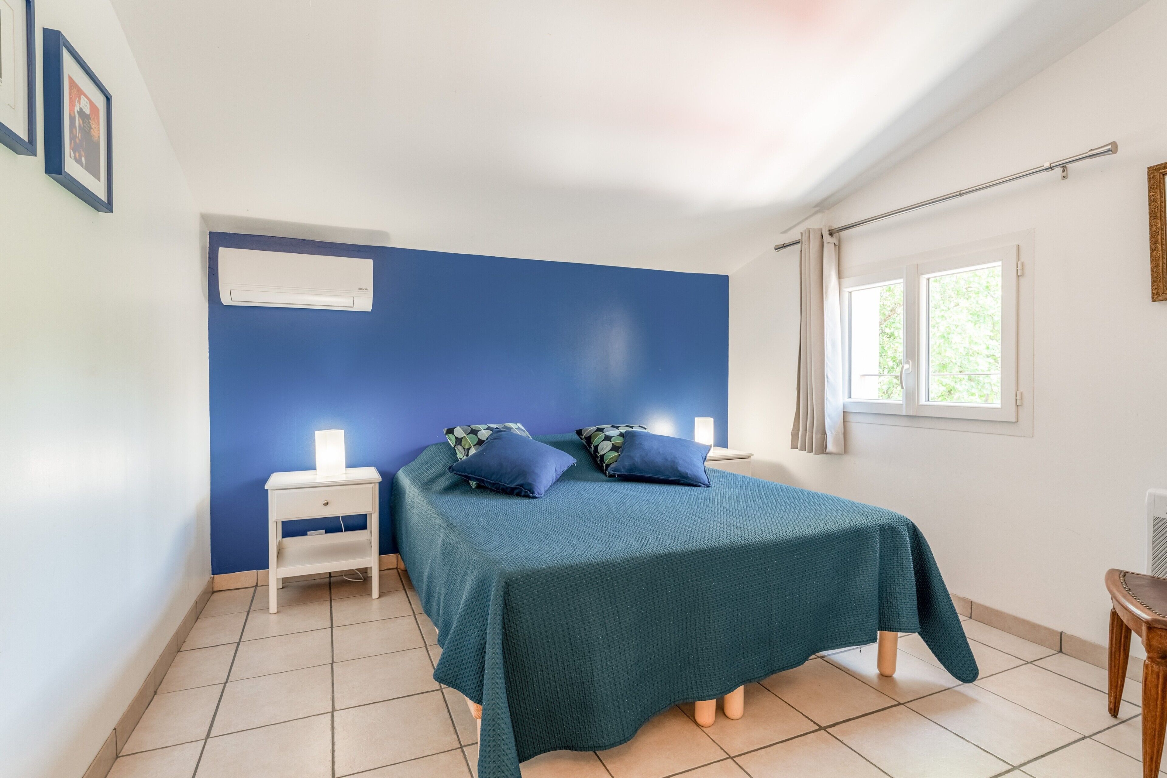 2 habitaciones, tabla de planchar con plancha, wifi y ropa de cama 