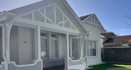 Luxe Beach Bungalow Henley •4BR• Walk to the Beach. Fire pit, Games room and BBQ