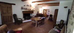 TV - Villa 'Le Mas' with Mountain View, Private Pool and Wi-Fi (Entrechaux)