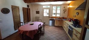 ثلاجة، ميكروويف، فرن، موقد طهي مسطح