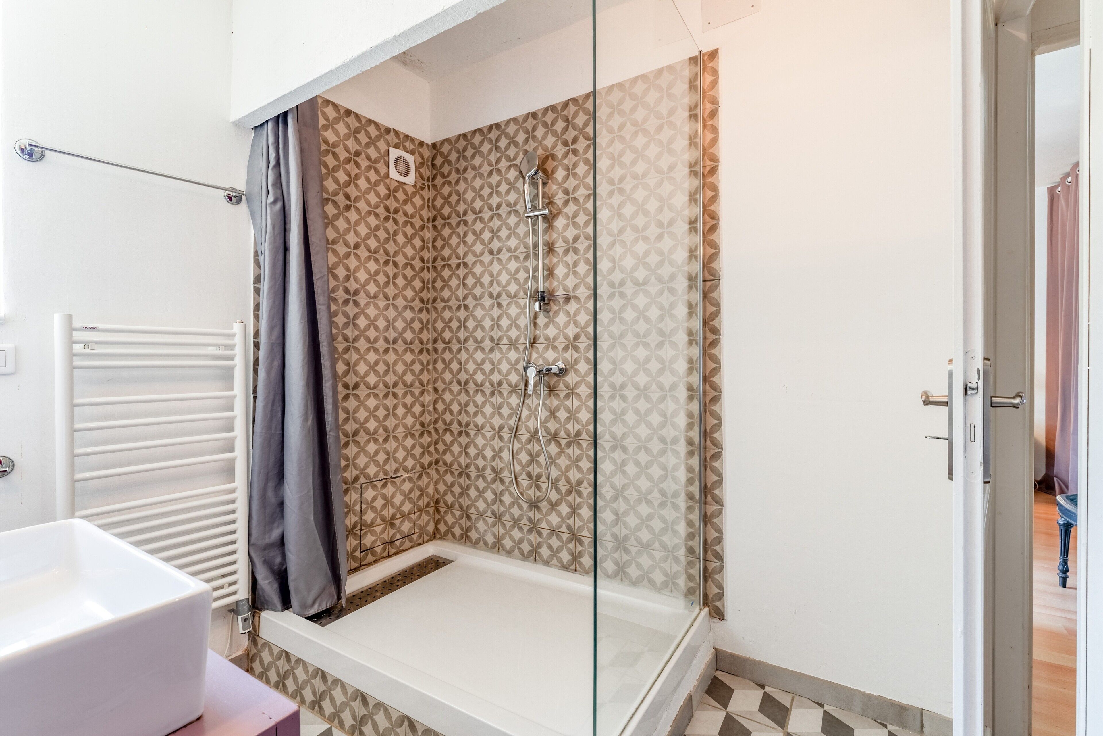 Shower, free toiletries, hair dryer