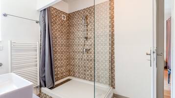 Shower, free toiletries, hair dryer