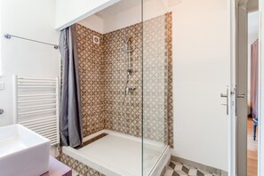 Regadera, amenidades de baño gratuitas, secadora de cabello 