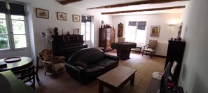 TV - Villa 'Le Mas' with Mountain View, Private Pool and Wi-Fi (Entrechaux)