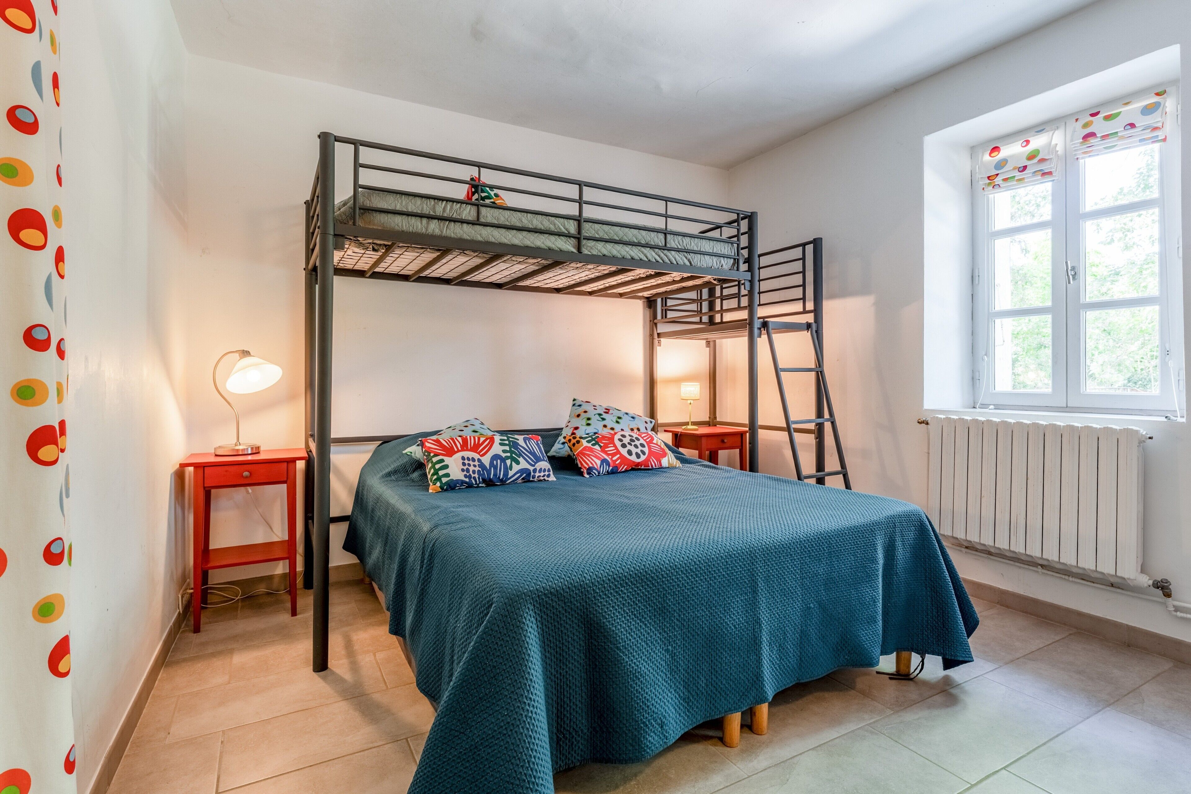 5 habitaciones, tabla de planchar con plancha, wifi y ropa de cama 