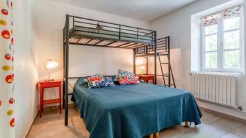 5 habitaciones, tabla de planchar con plancha, wifi y ropa de cama