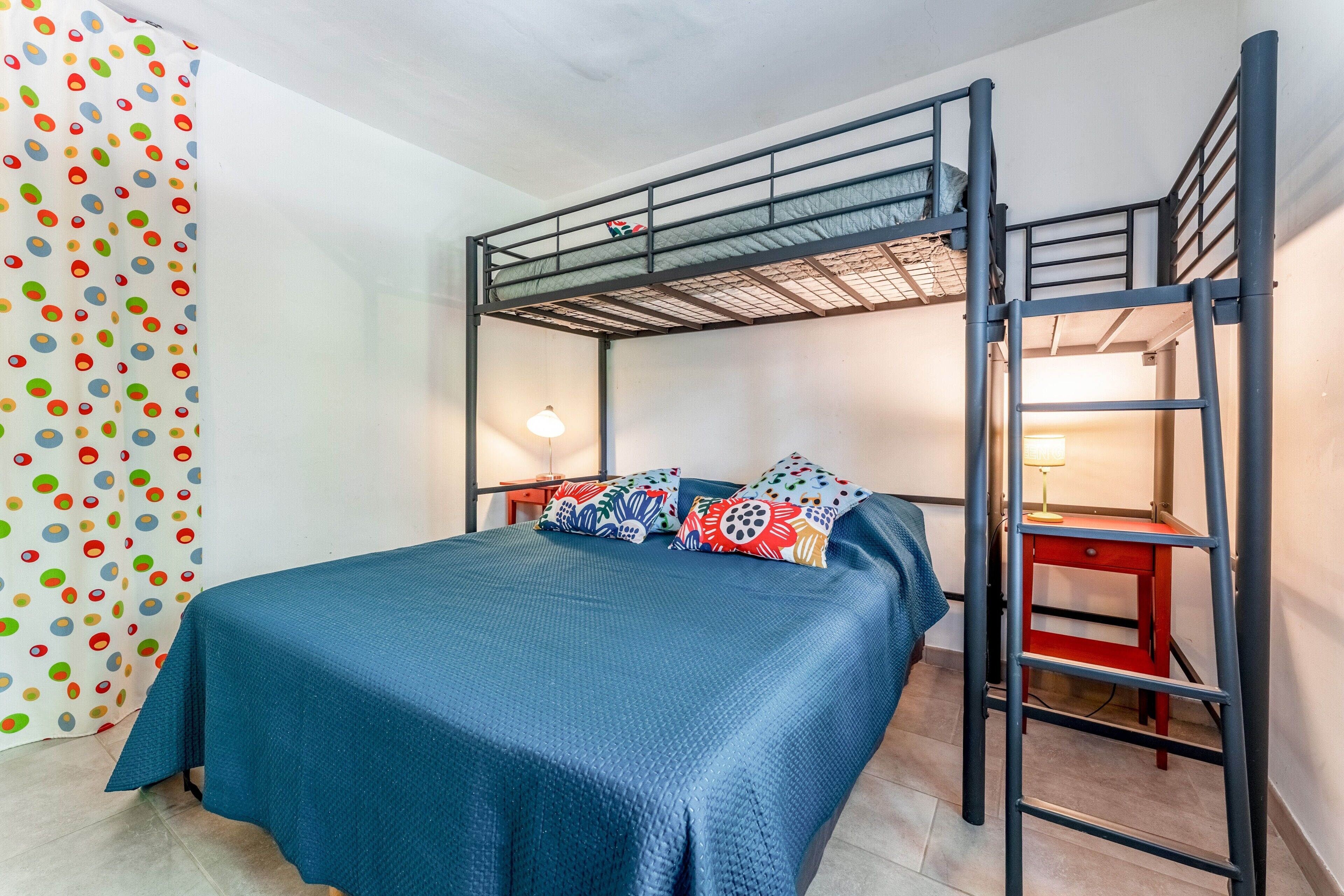 5 bedrooms, iron/ironing board, WiFi, bed sheets