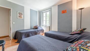 5 bedrooms, iron/ironing board, WiFi, bed sheets