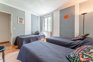 5 habitaciones, tabla de planchar con plancha, wifi y ropa de cama 