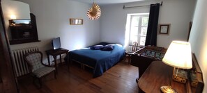 5 bedrooms, iron/ironing board, WiFi - Villa 'Le Mas' with Mountain View, Private Pool and Wi-Fi (Entrechaux)