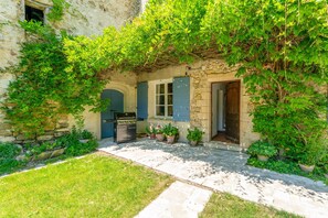 Terrace/patio - Villa 'Le Mas' with Mountain View, Private Pool and Wi-Fi (Entrechaux)