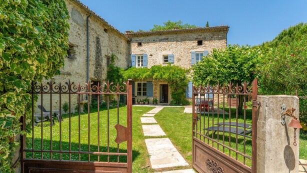 A stone building with a gated entrance, a stone pathway, and a well-maintained lawn. - Villa 'Le Mas' with Mountain View, Private Pool and Wi-Fi (Entrechaux)