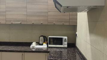 Kühlschrank, Mikrowelle, Ofen, Herdplatte