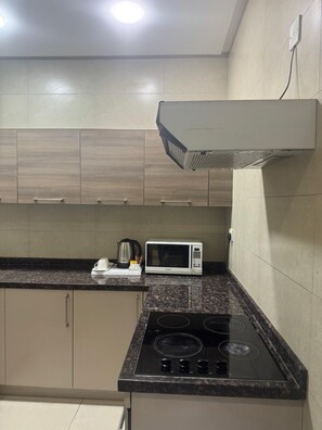 Kühlschrank, Mikrowelle, Ofen, Herdplatte