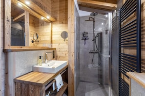 Douche, séchoir à cheveux, serviettes fournies
