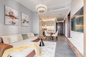Apartament Deluxe, 1 dormitori, cuina, vistes al desert | Sala d'estar | Televisor de pantalla plana, Netflix i serveis de streaming 