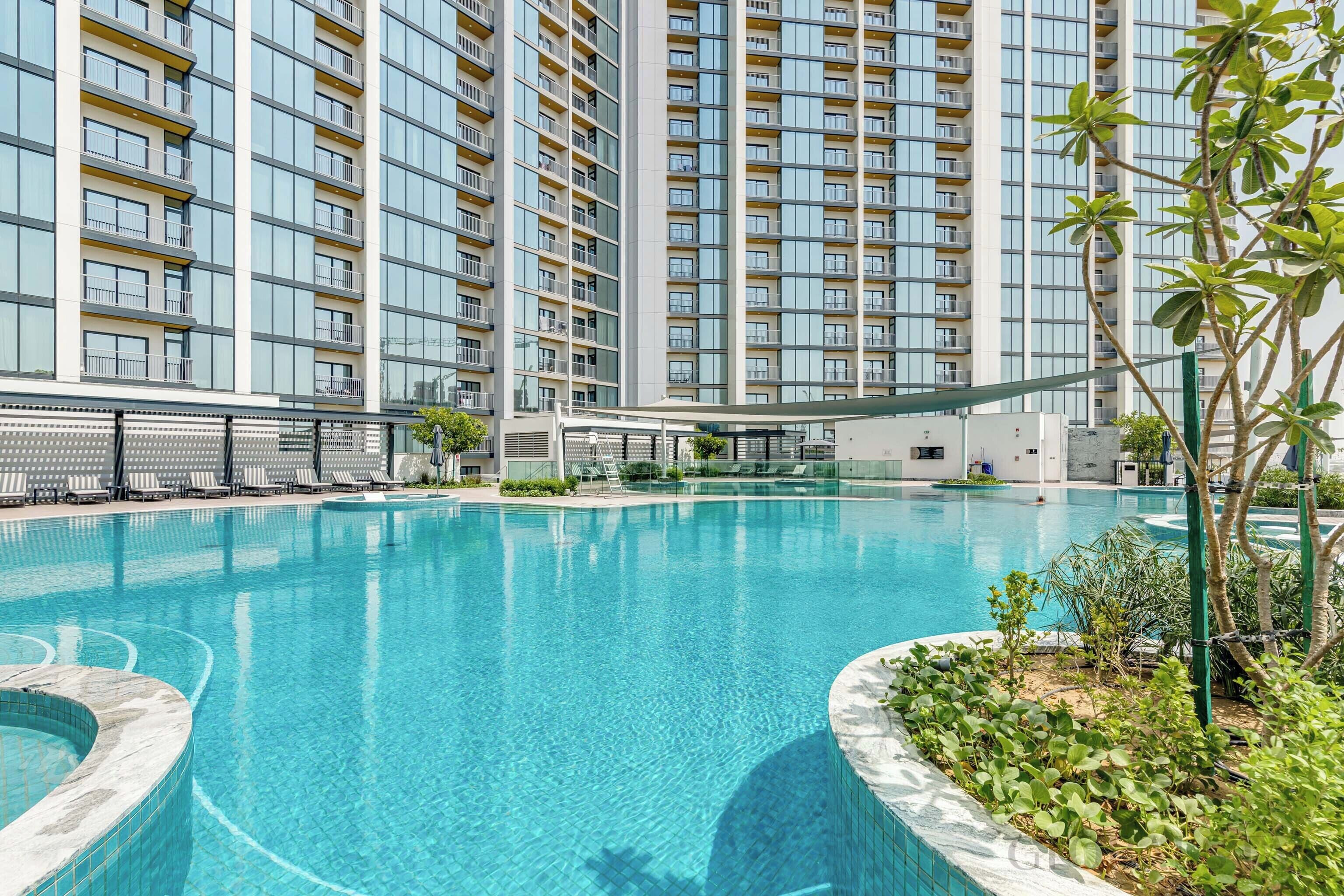 2 utendørsbassenger, bassengparasoller og solsenger