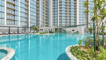 2 kolam renang terbuka, payung kolam, kerusi lepak pantai