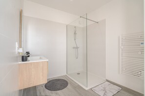 Shower, towels