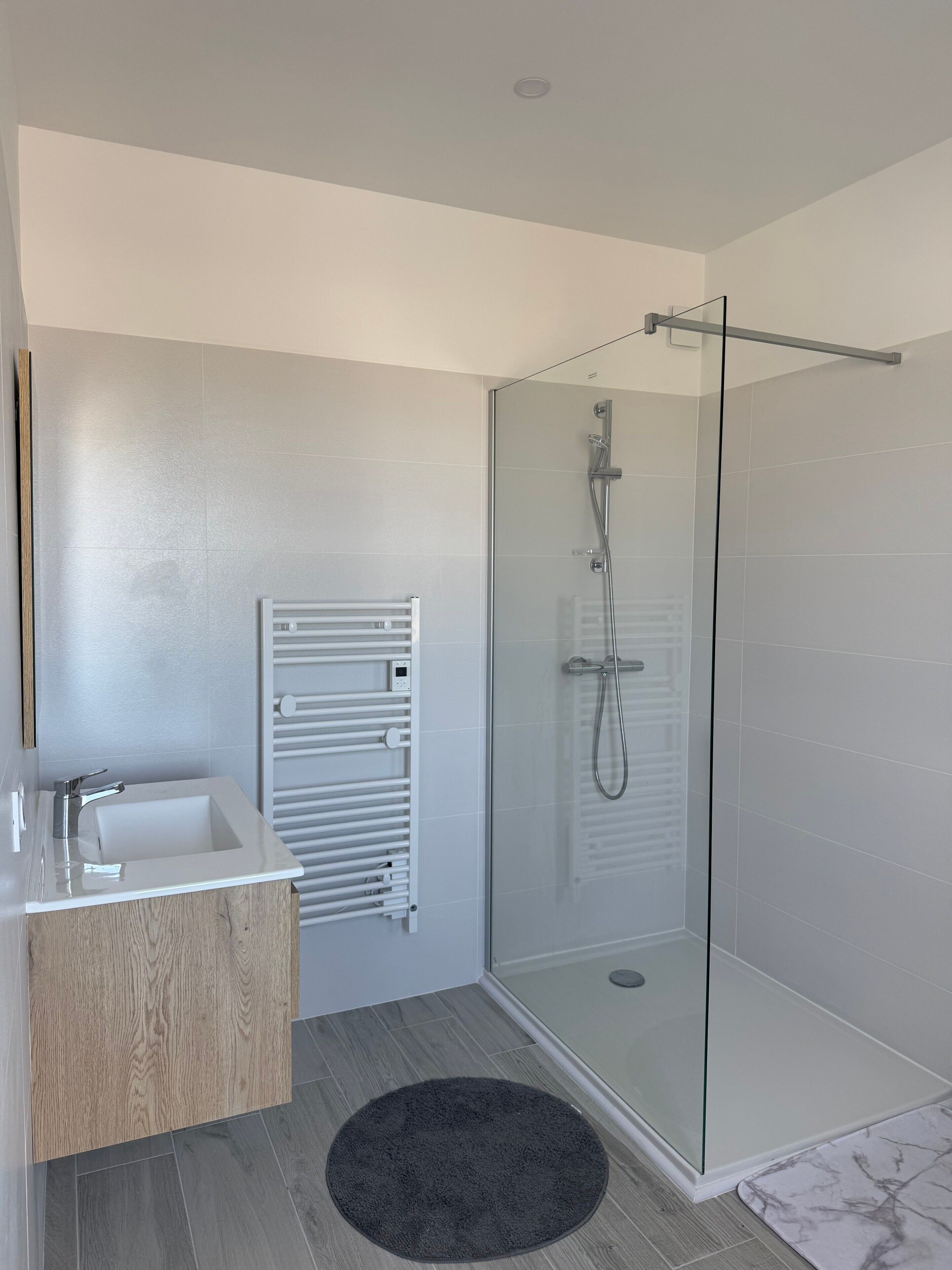 Een douche, handdoeken