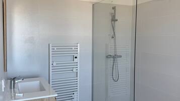Een douche, handdoeken