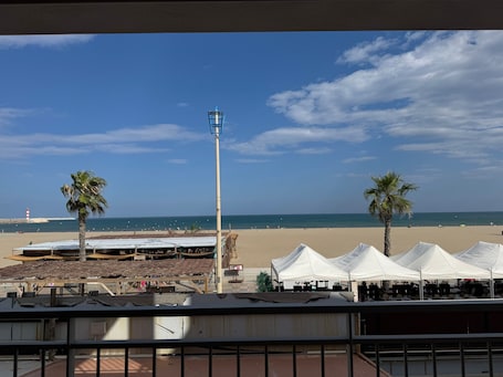 ビーチの近く. Holiday Home 'Face À La Mer 2' with Private Terrace and Air Conditioning