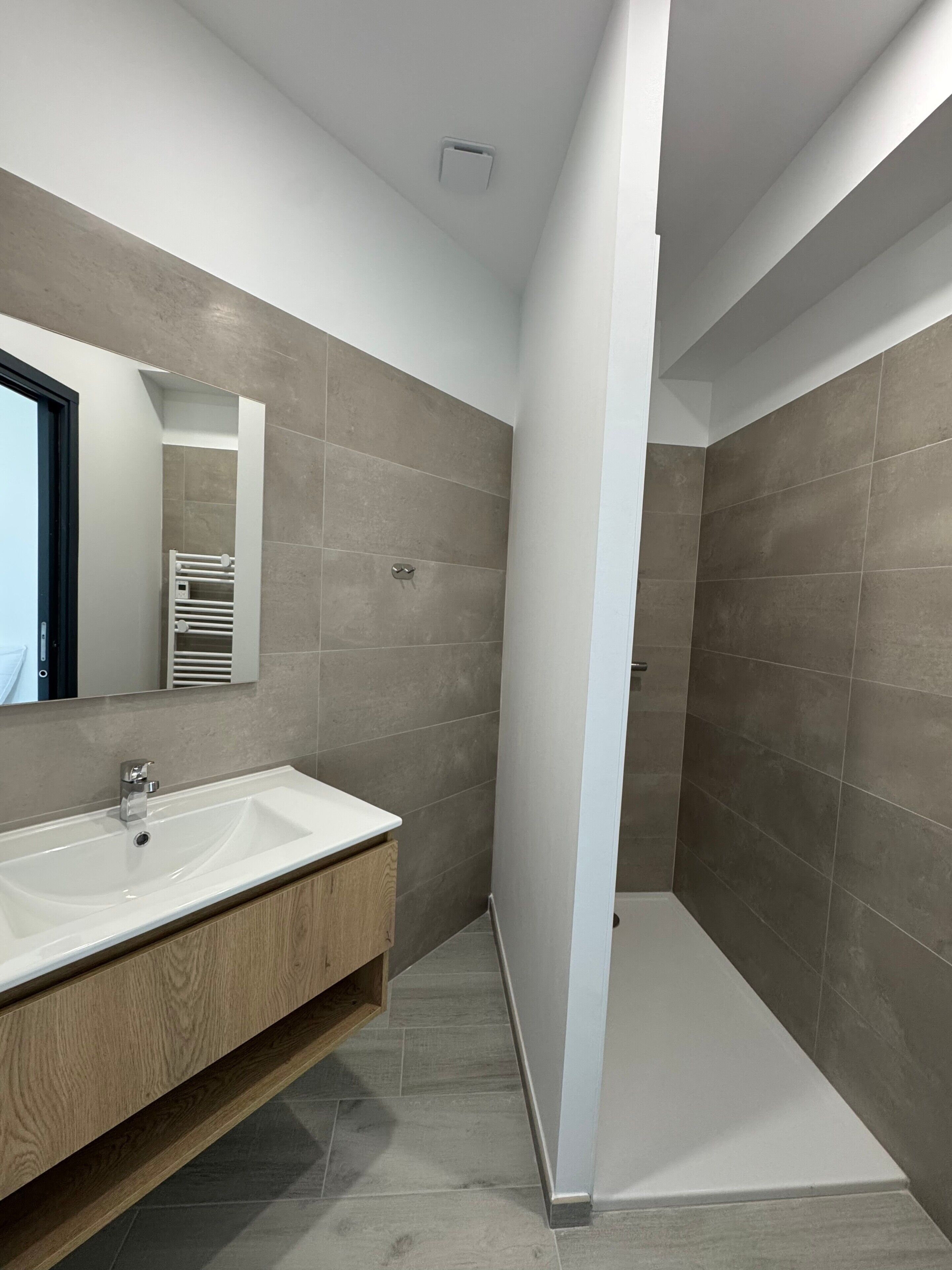 Een douche, handdoeken