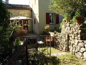 Terrace/patio - Cottage 'Gîte Genévrier' with Mountain View, Shared Pool and Wi-Fi (Entrechaux)
