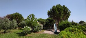 Property grounds - Cottage 'Gîte Genévrier' with Mountain View, Shared Pool and Wi-Fi (Entrechaux)