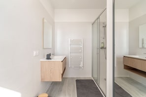 Shower, towels
