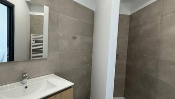 Douche, serviettes fournies