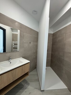 Een douche, handdoeken