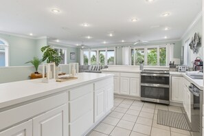 Tostadora, máquina de hielo, comedor y isla de cocina 